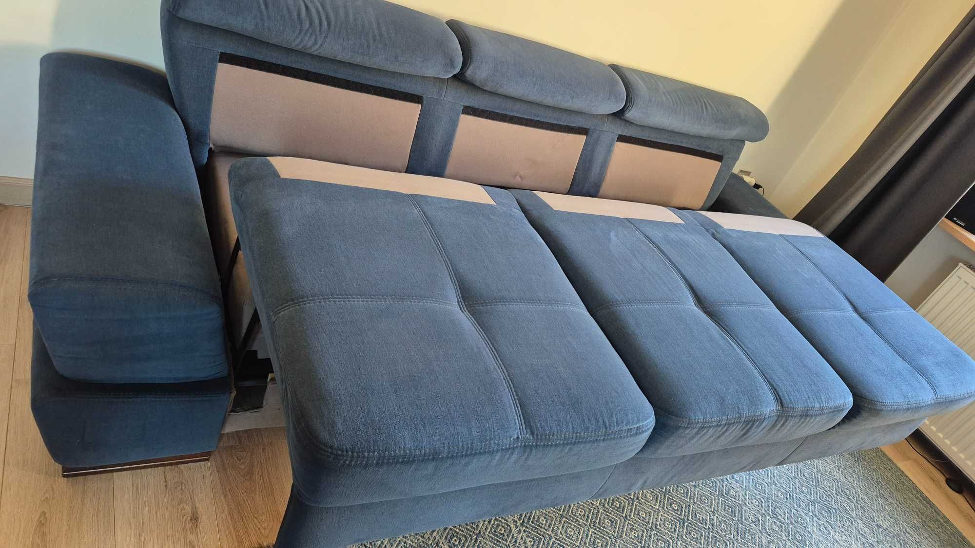 Sofa 3 osobowa,rozkładana z regulowanym zagłówkiem  z pufą Gala ,Agata