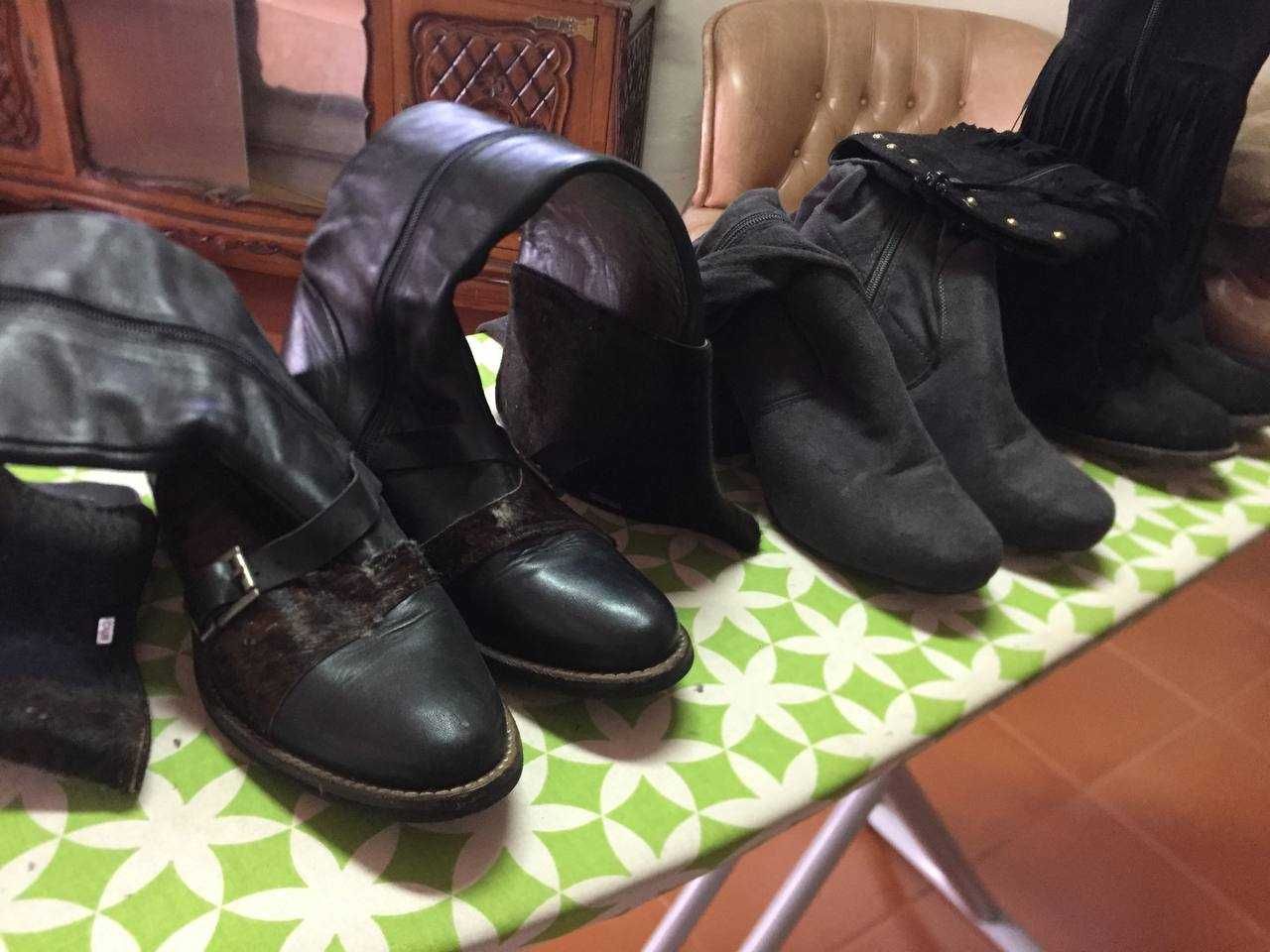 Conjunto de peças de calçado: sapatilhas, sapatos, botins e botas.