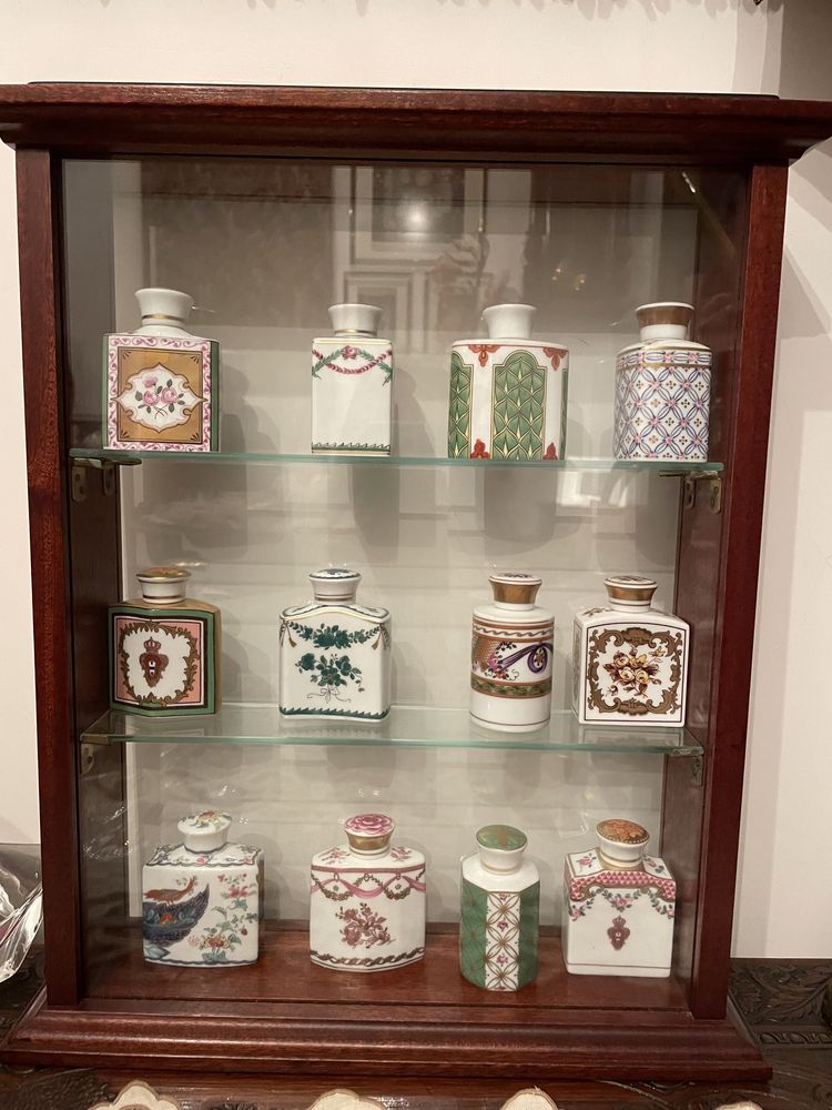 Vitrine de madeira com frascos de porcelana