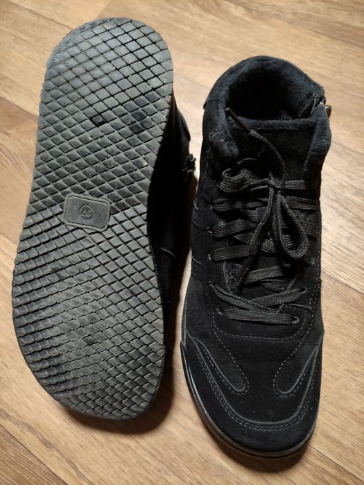 Жіночі зимові кросівки 39 черевики