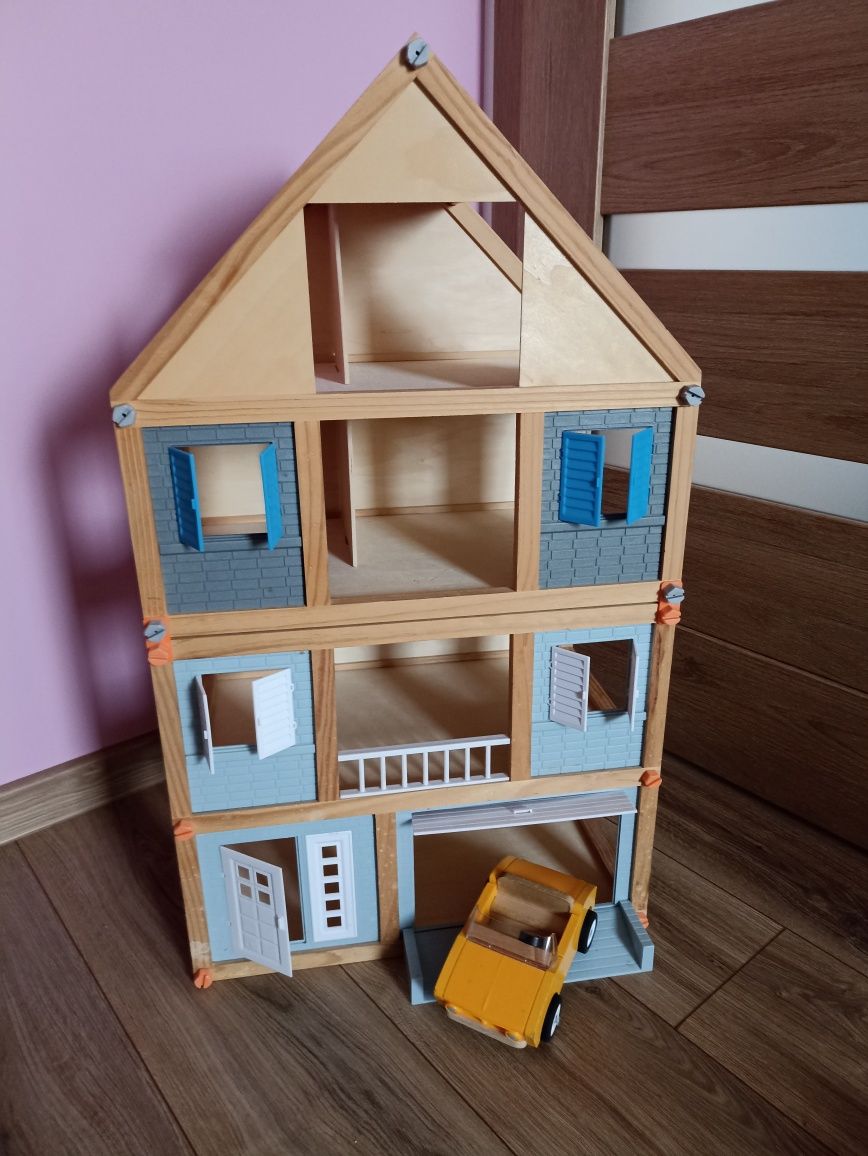 Domek drewniany dla lalek z meblami i lalkami