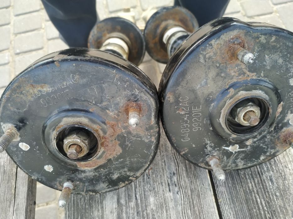 Амортизатори на крейслер 300Cпередні з упорними. Свічі ITL20