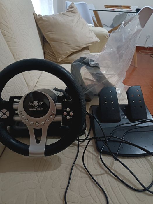 Volante e pedais gaming