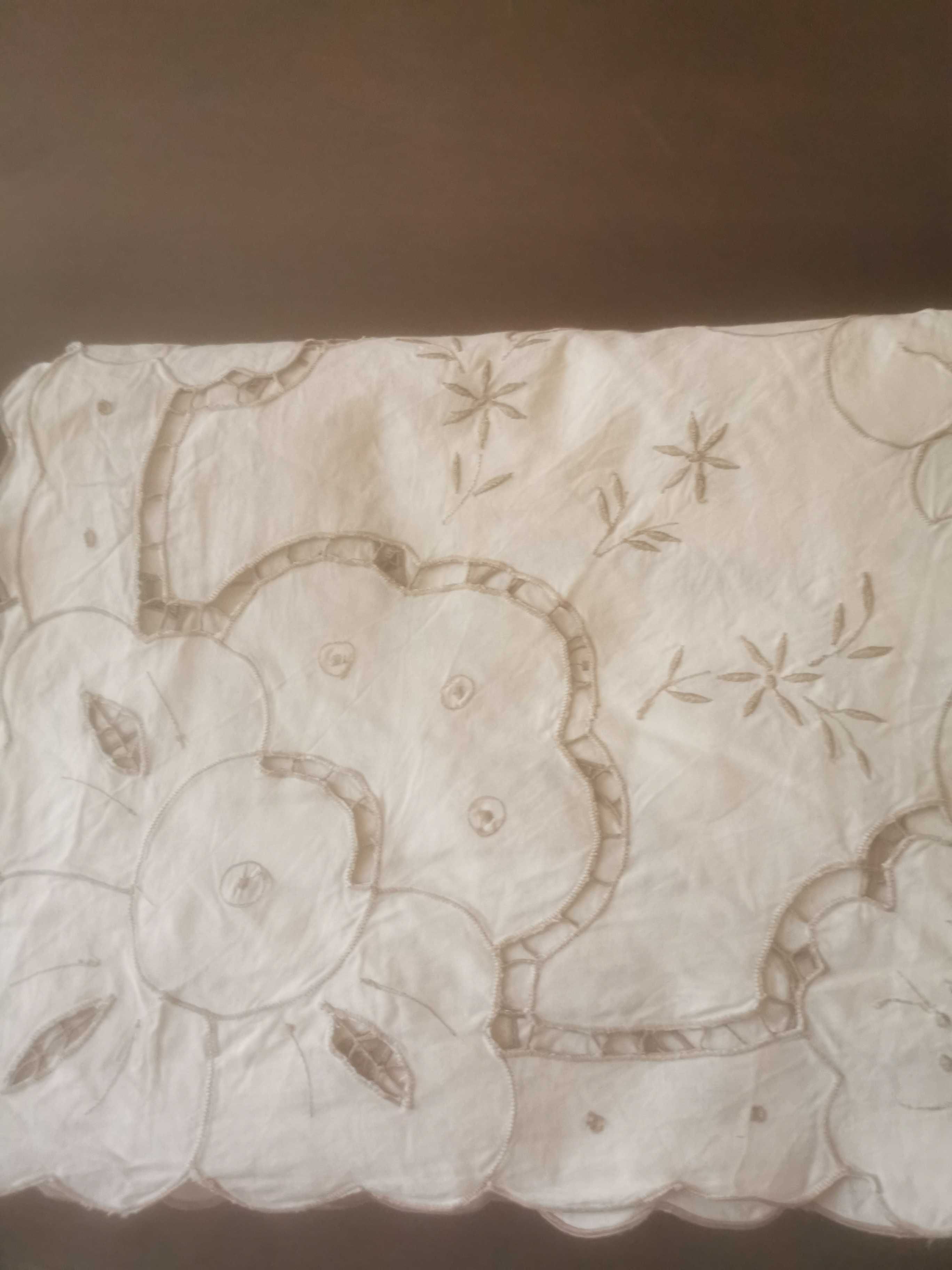 Toalha de mesa cor creme com bordados