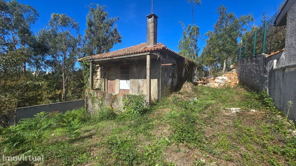 Moradia T2 para reabilitação com projeto aprovado – Milheirós de Poiar