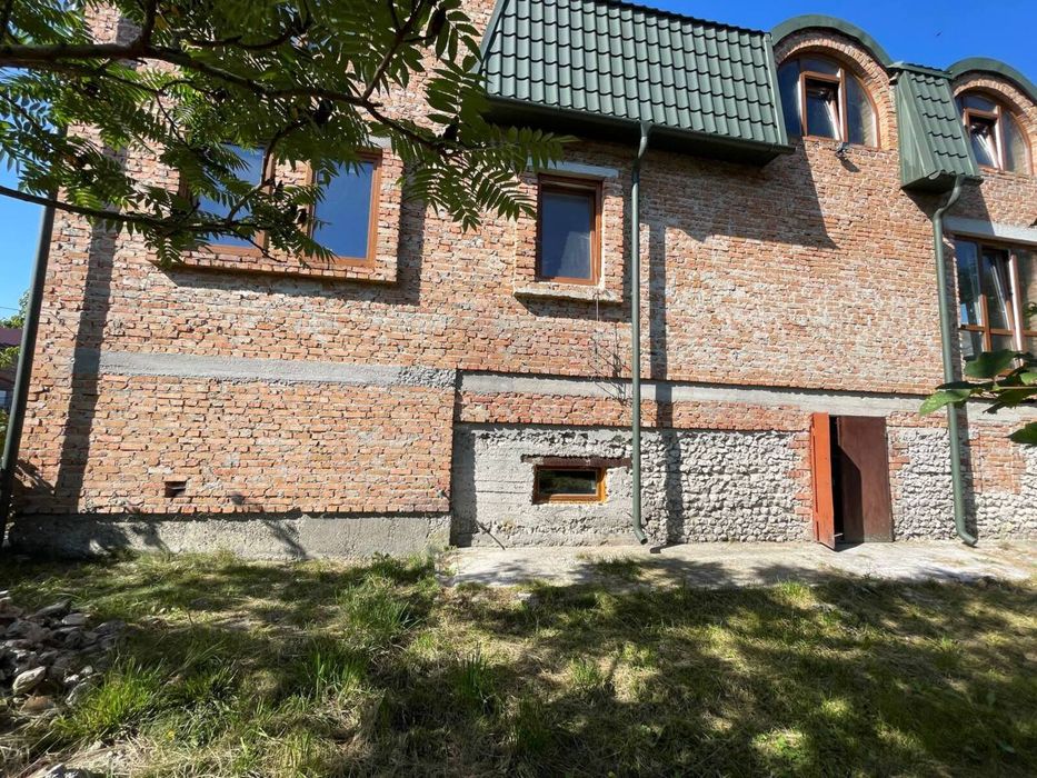 Продаж великого будинку у передмісті Тернополя