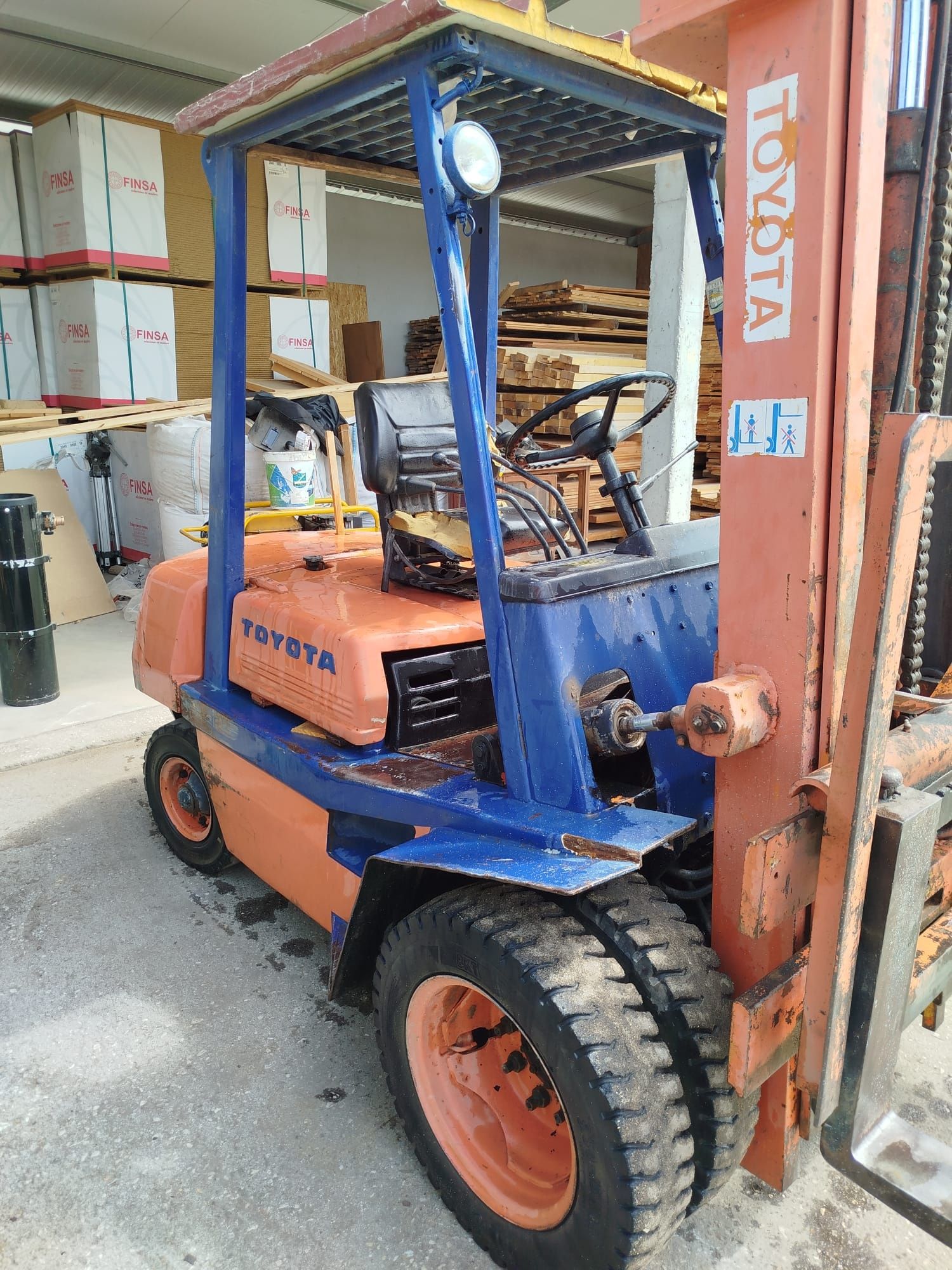 Empilhador gasoleo 2.5T toyota