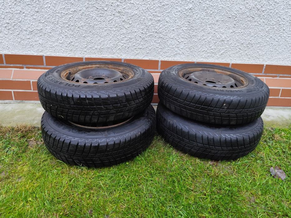 Felgi z oponami i kołpakami