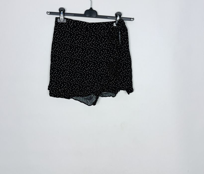 Czarne szorty z kopertowym przodem i drobnym wzorem w kropki XXS 32