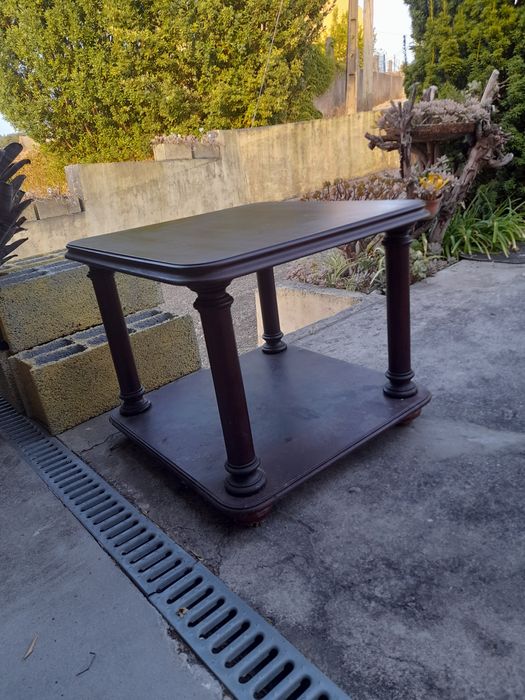 Mesa de centro em madeira.