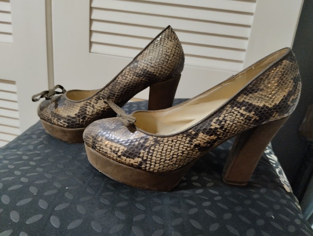 Sapatos de salto alto com plataforma em pele animal print