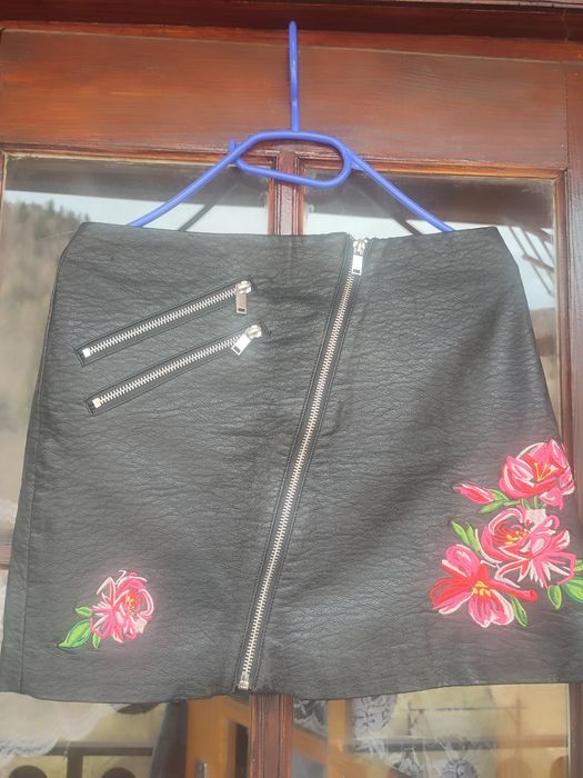 Spódnica w kwiaty eko skóra roz S