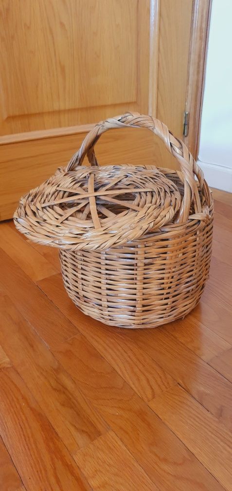 Cesta antiga com tampa