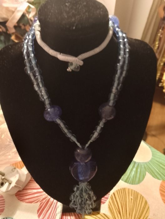 Naszyjnik z niebieskich szkiełek z krawatka