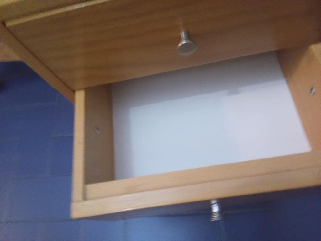 Pequeno Móvel com gavetas