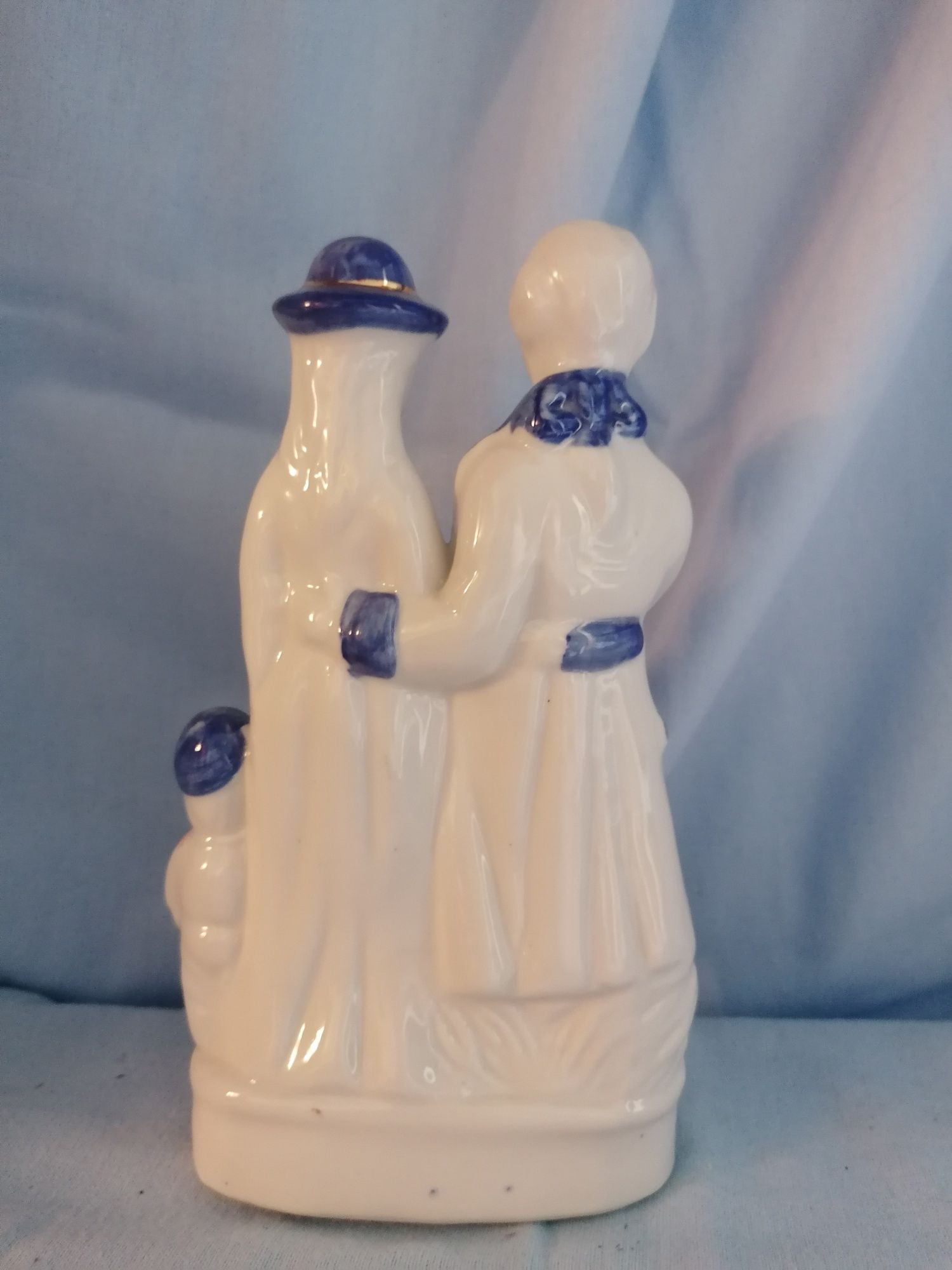 Ładna porcelanowa figurka rodziny