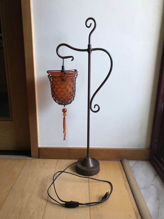 Candeeiro de pé (em metal)