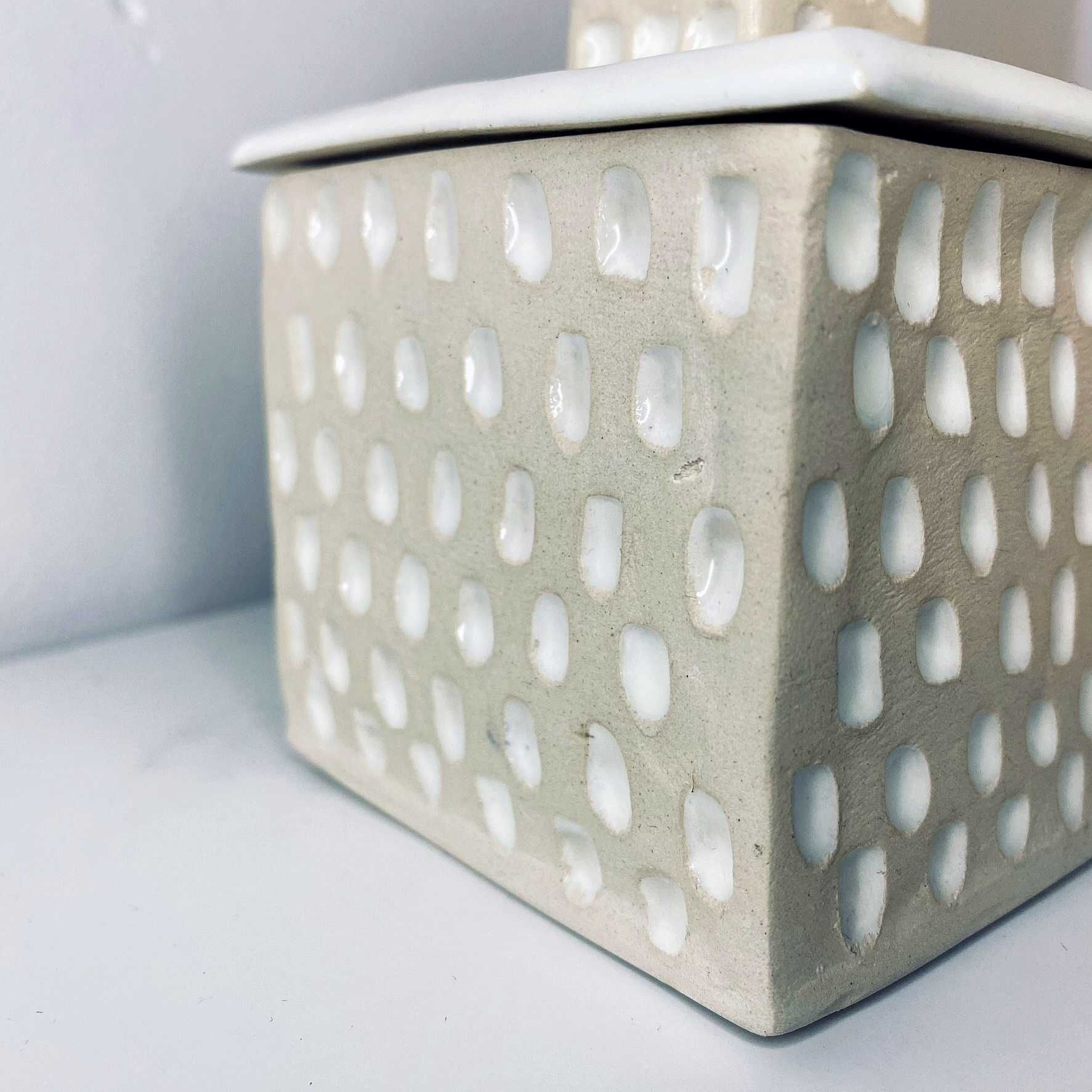Ceramiczne pudełeczko w białe kropki