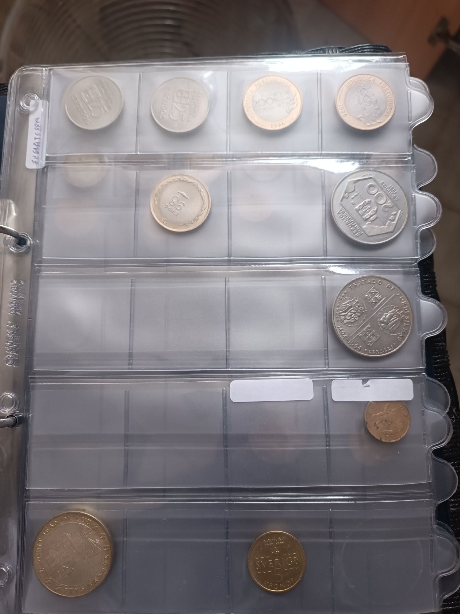 Varias moedas capas e dossier