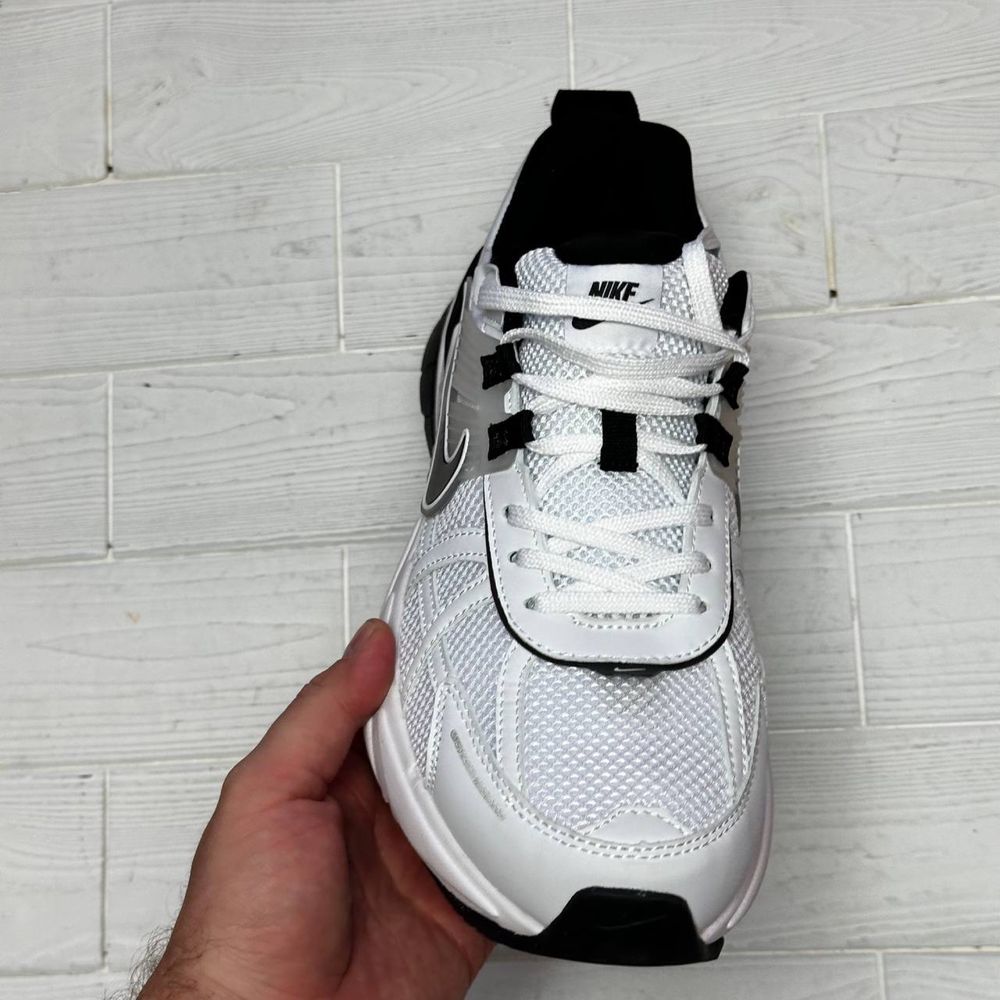 Чоловічі кросівки nike v2k run