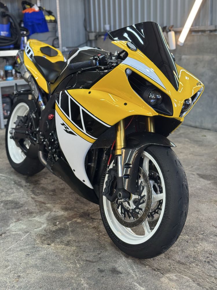 Yamaha yzf r1 crossplane witt Akrapovic
