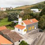 Encantadora Casa de Pedra Vulcânica Renovada com Vista Mar e Caracterí