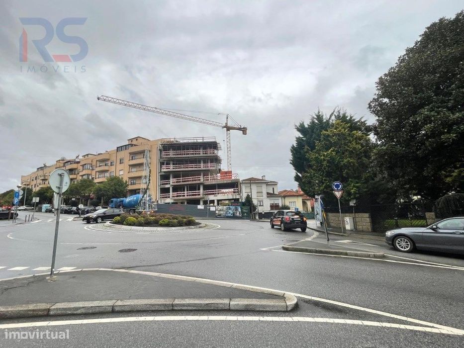 T3 garagem fechada 6 carros e terraço