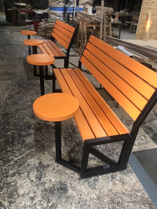 Лава паркова. Урна. Стіл.