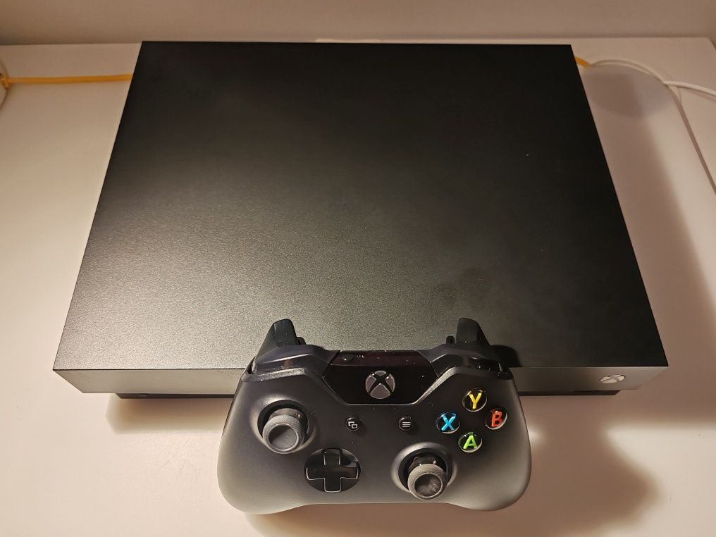 Xbox One X 1Tb + Comando