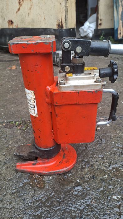 Домкрат с низким подхватом