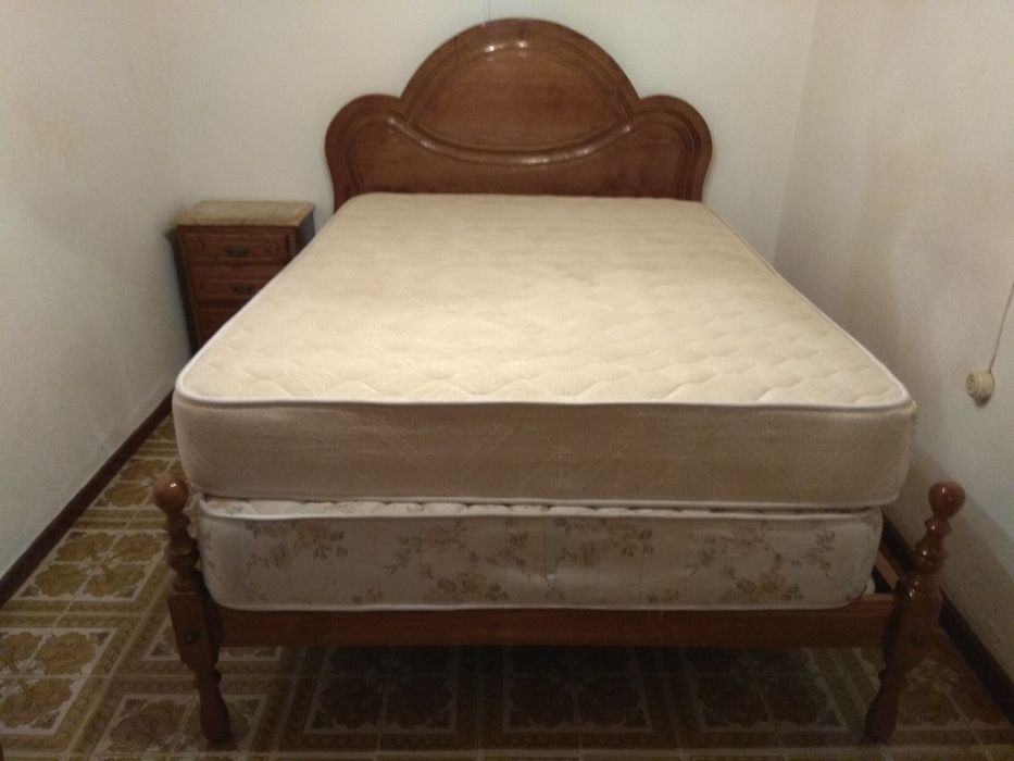 Mobília de quarto em madeira de castanho