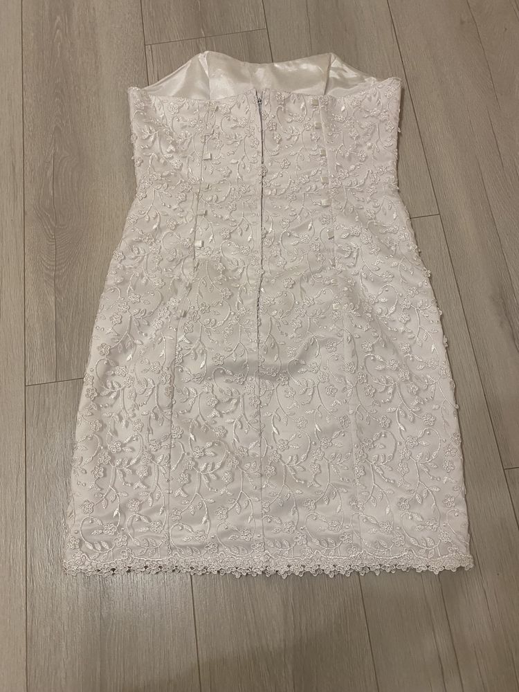Сукня білого кольору