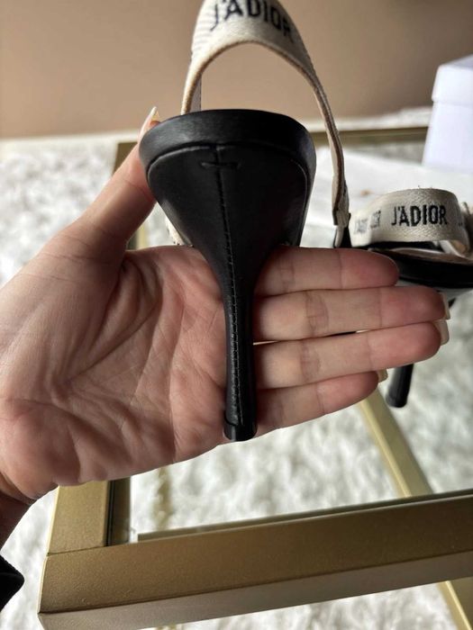 Sandálias de salto alto Dior em cetim com tiras, tamanho 38,5.