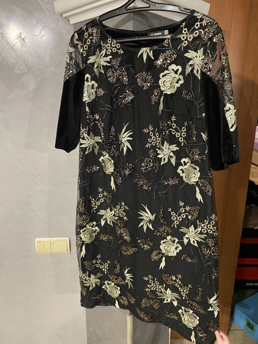 Елегантна чорна сукня з вишивкою