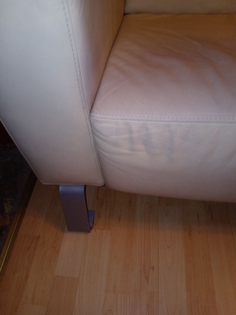 Beżowy fotel ze skóry naturalnej