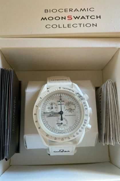 Swatch x Omega Bioceramic MoonswatchMission To MoonphaseSnoopySO33W700