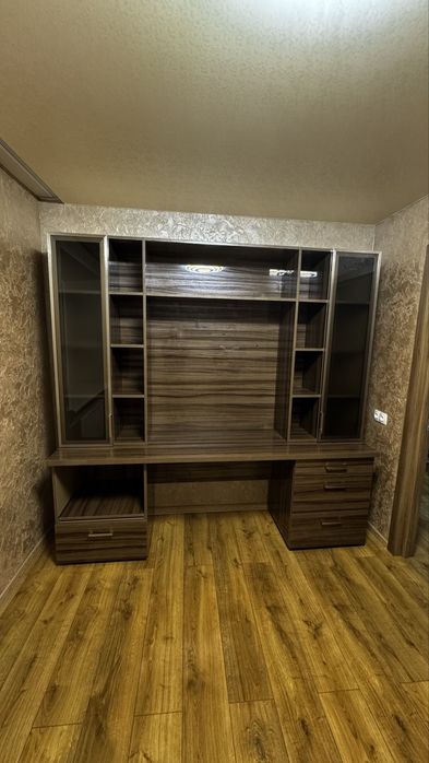 Стінка в кімнату або вітальню