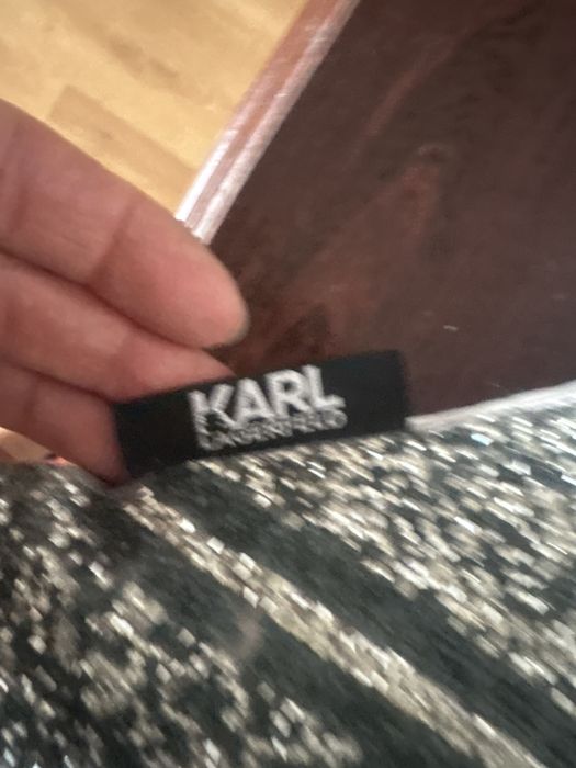 Poduszka dekoracyjna Karl Lagerfeld, srebrna cekinowa.