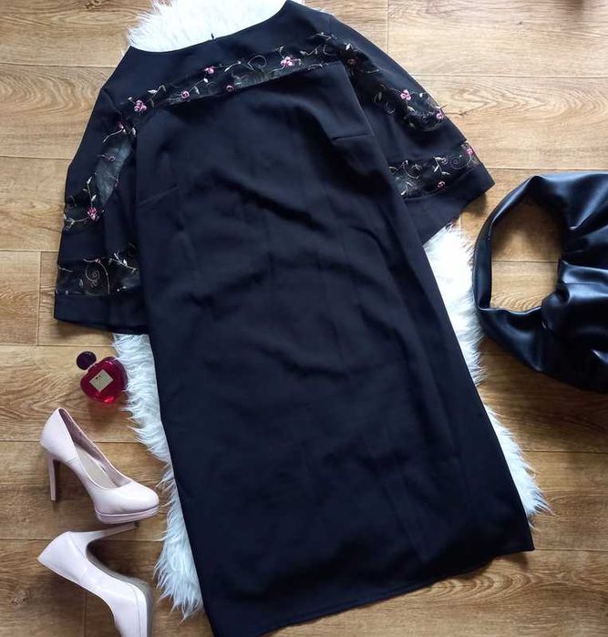 Сукня прямого крою з вишивкою plus size