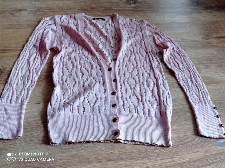 Świetny ażurowy sweterek damski z długim rękawem.