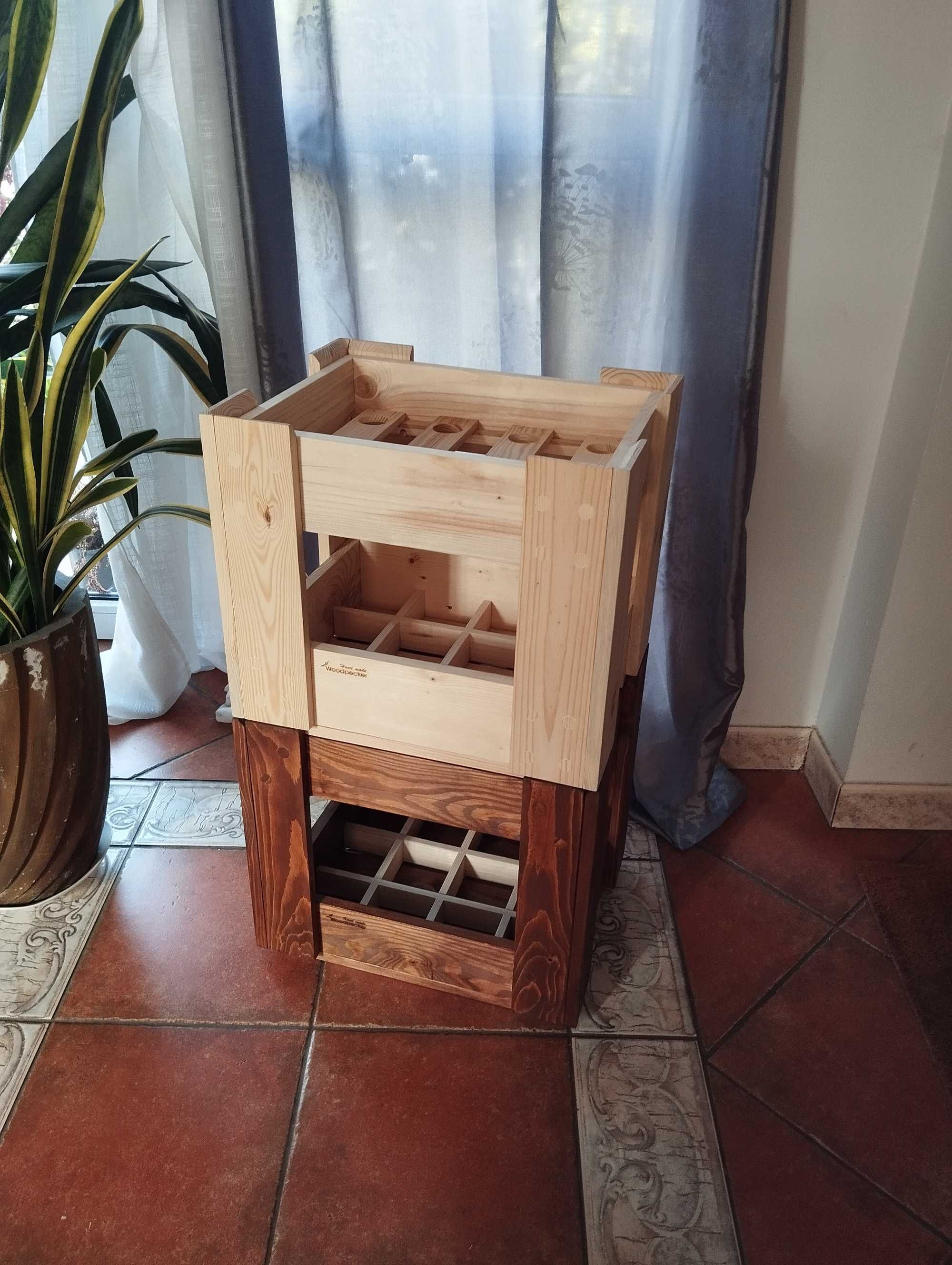 drewniana skrzynka-stojak na wino