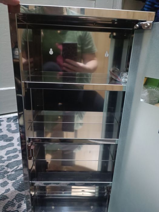 Sprzedam metalowa apteczkę