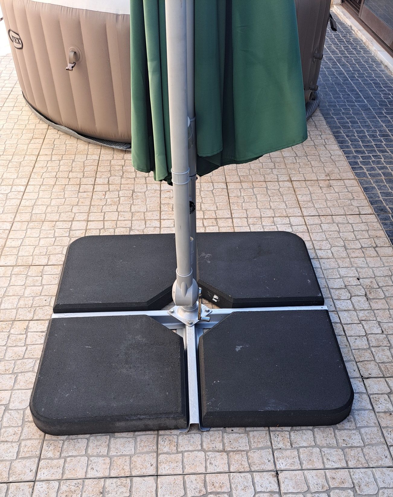 Guarda sol com 4 bases e estrutura metálica.