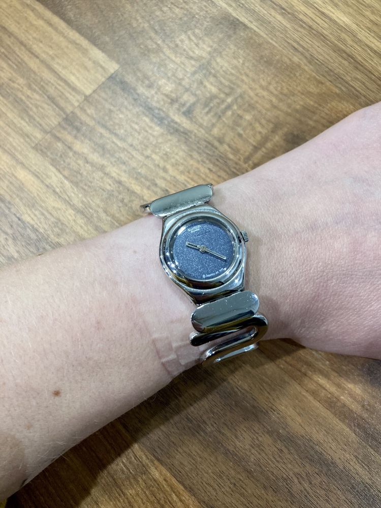 Relógio Swatch prateado