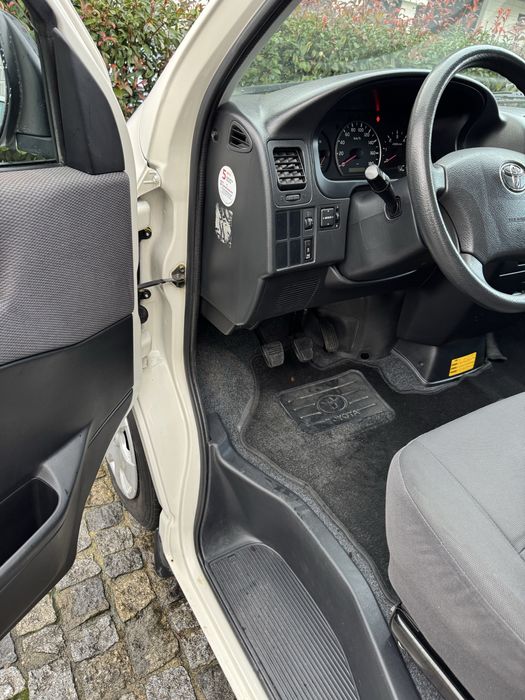 Toyota Hiace 2.5D - 4D 6 Lugares
