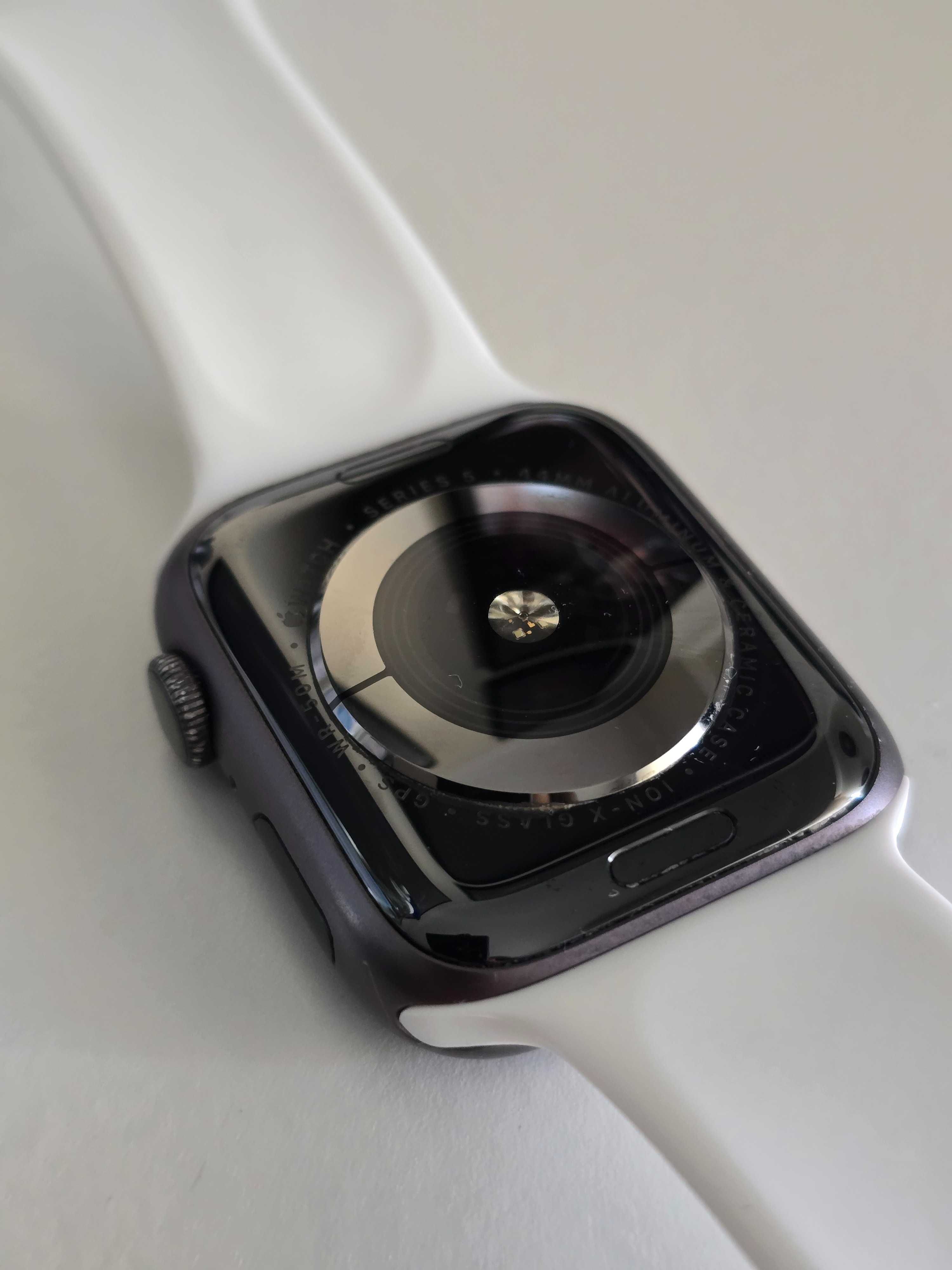 Apple Watch Series 5 (44mm) — com carregador + 2 braceletes