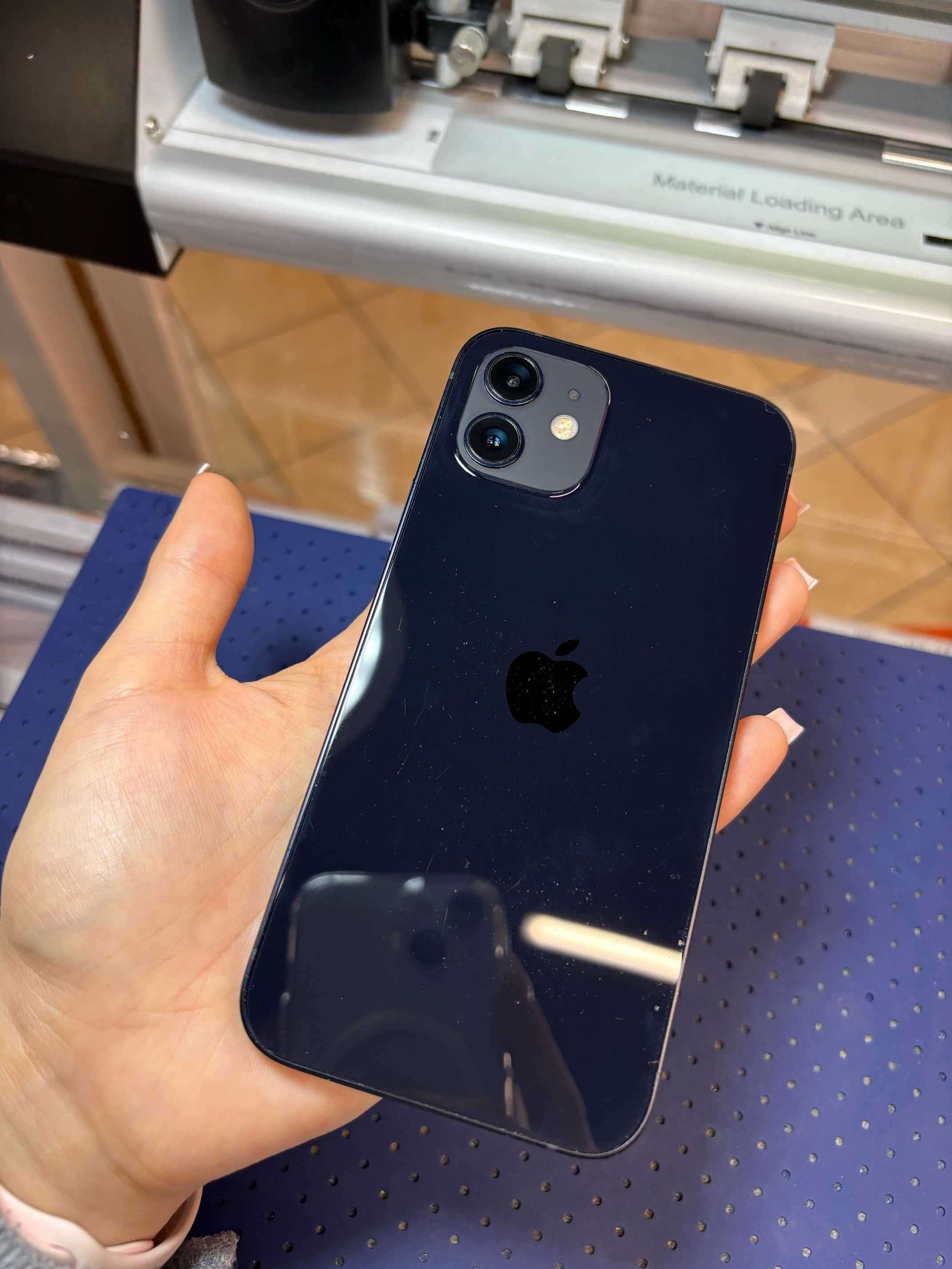 Apple iPhone 12, czarny, 64GB, używany
