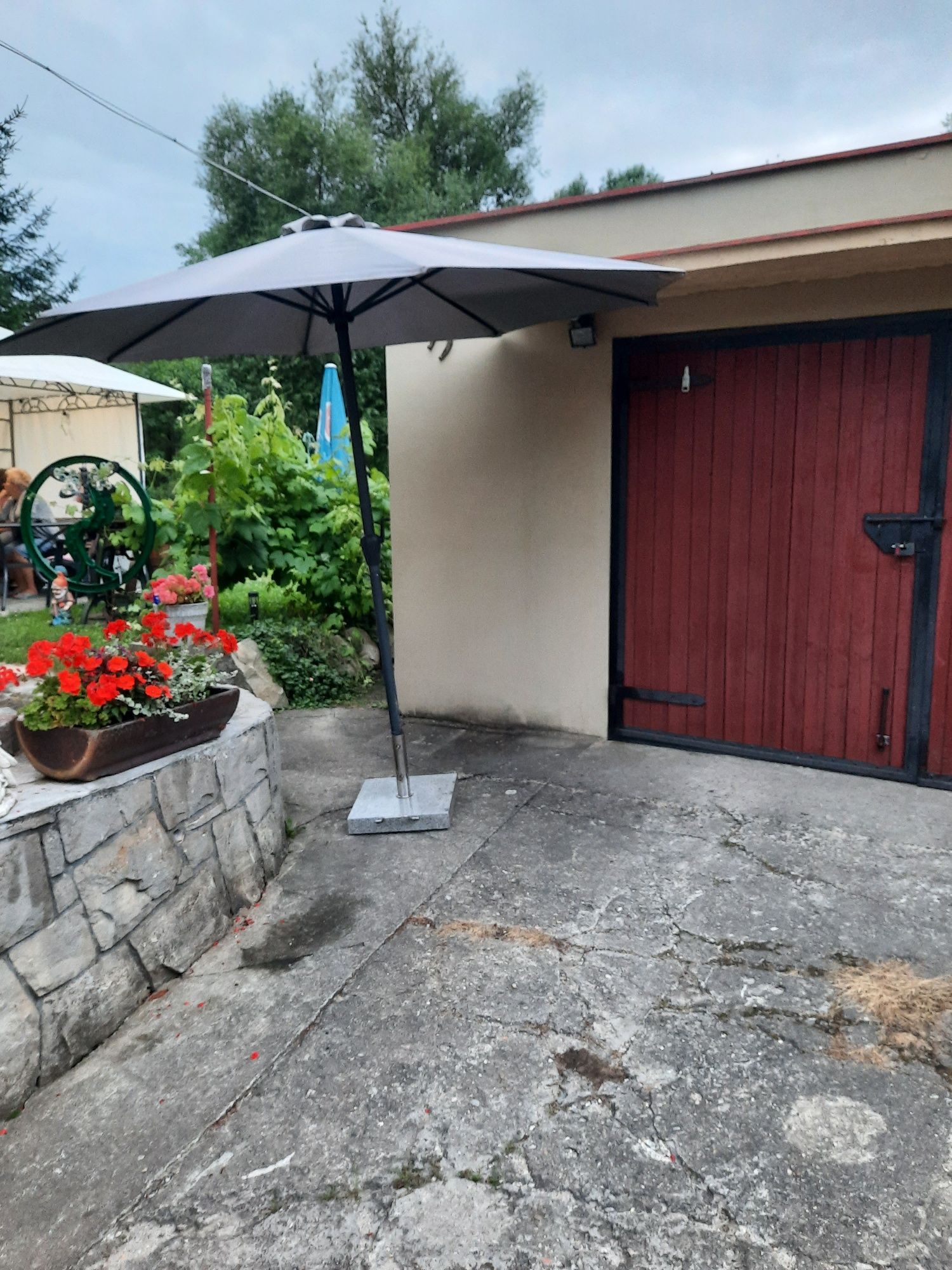 Parasol ogrodowy z granitową podstawą