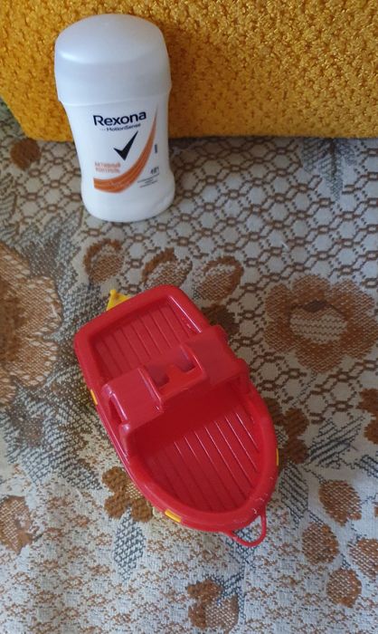 Пласмвсовый кораблик для ванной (речки, бассейна)