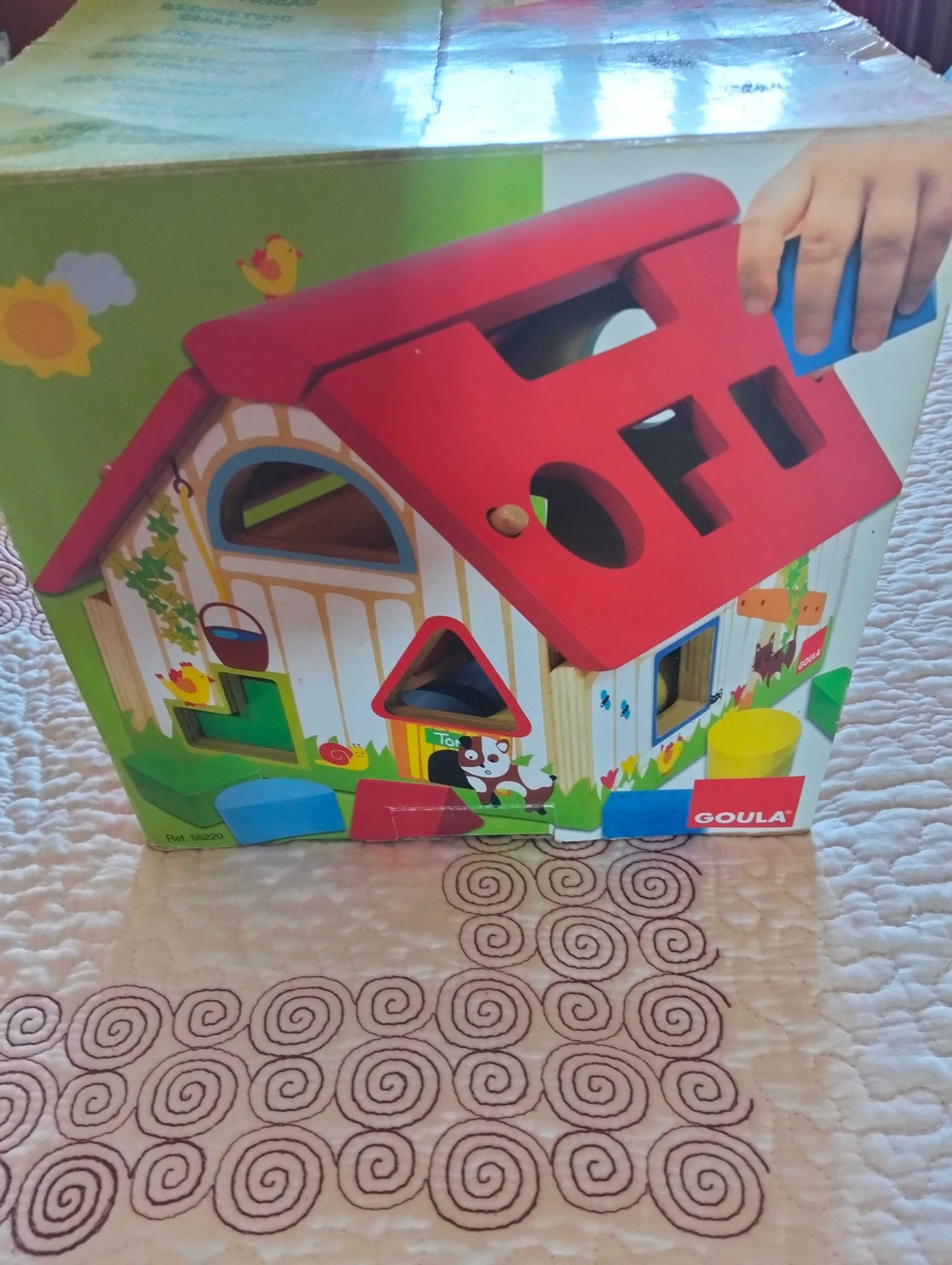 Casa em madeira com figuras geometricas